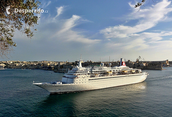 Výletní loď Black Watch vyplouvá z Valletty (Malta)