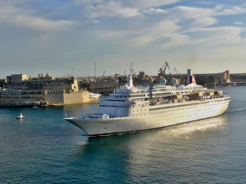 Výletní loď Black Watch vyplouvá z Valletty (Malta)