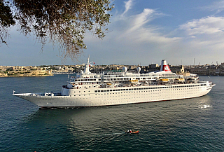 Výletní loď Black Watch vyplouvá z Valletty (Malta)