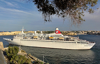 Výletní loď Black Watch vyplouvá z Valletty (Malta)