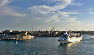 Výletní loď Black Watch vyplouvá z Valletty (Malta)