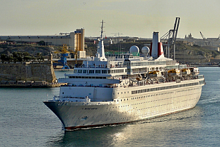 Výletní loď Black Watch vyplouvá z Valletty (Malta)