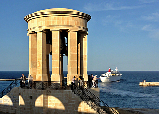 Výletní loď Black Watch vyplouvá z Valletty (Malta)