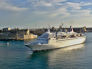 Fotogalerie výletní lodě Black Watch vyplouvající z Valletty