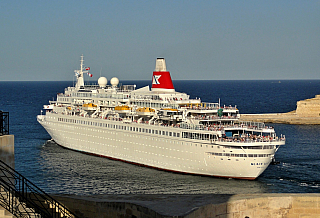 Výletní loď Black Watch vyplouvá z Valletty (Malta)