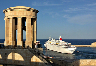 Výletní loď Black Watch vyplouvá z Valletty (Malta)