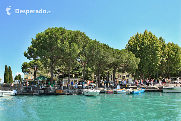 Městečko Sirmione na Lago di Garda (Itálie)