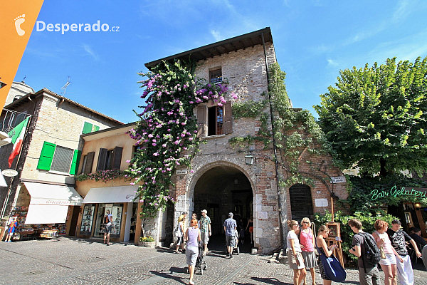 Městečko Sirmione na Lago di Garda (Itálie)