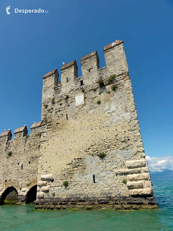 Hrad Rocca Scaligera na Lago di Garda (Itálie)