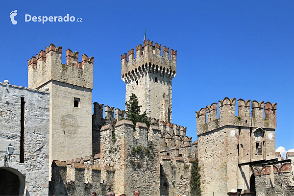 Hrad Rocca Scaligera na Lago di Garda (Itálie)