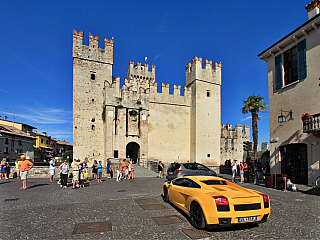 Hrad Rocca Scaligera na Lago di Garda (Itálie)