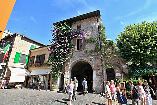 Městečko Sirmione na Lago di Garda (Itálie)