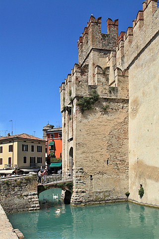 Hrad Rocca Scaligera na Lago di Garda (Itálie)