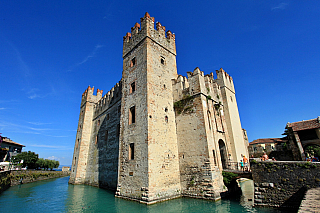 Hrad Rocca Scaligera na Lago di Garda (Itálie)
