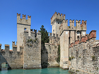 Hrad Rocca Scaligera na Lago di Garda (Itálie)