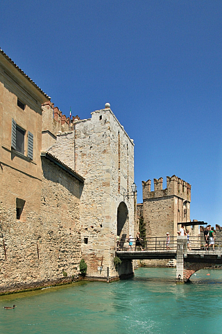 Hrad Rocca Scaligera na Lago di Garda (Itálie)