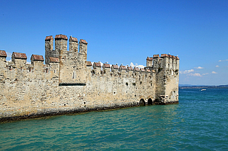 Hrad Rocca Scaligera na Lago di Garda (Itálie)