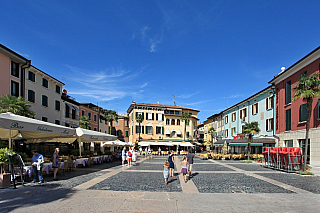Městečko Sirmione na Lago di Garda (Itálie)