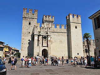 Hrad Rocca Scaligera na Lago di Garda (Itálie)