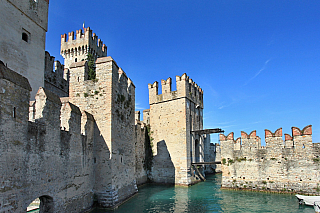 Hrad Rocca Scaligera na Lago di Garda (Itálie)