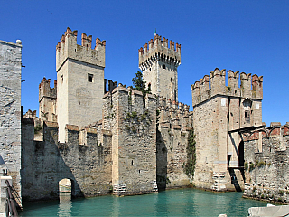 Hrad Rocca Scaligera na Lago di Garda (Itálie)
