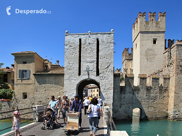 Hrad Rocca Scaligera v Sirmione (Itálie)
