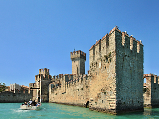 Hrad Rocca Scaligera v Sirmione na břehu Lago di Garda