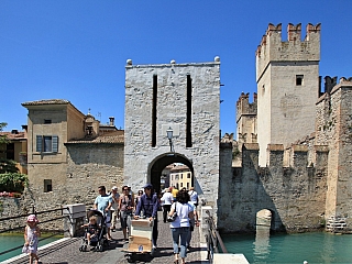 Hrad Rocca Scaligera v Sirmione (Itálie)