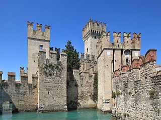 Hrad Rocca Scaligera v Sirmione (Itálie)