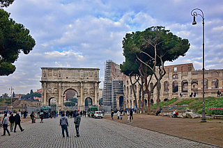 Konstantinův vítězný oblouk v Římě (Itálie)