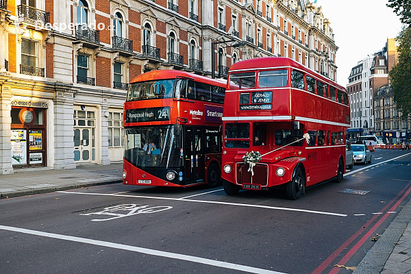 Tradiční londýnský autobus double decker (Velká Británie)