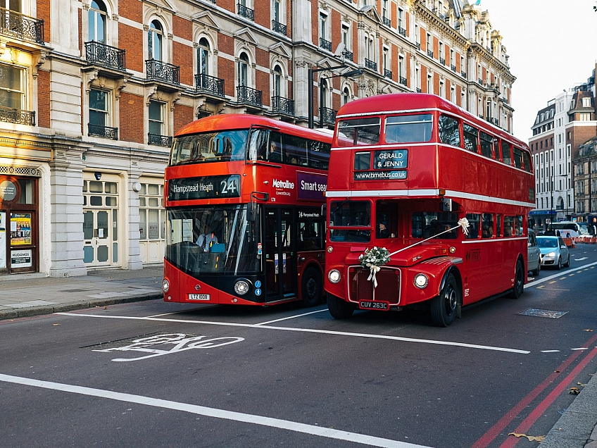 Tradiční londýnský autobus double decker (Velká Británie)