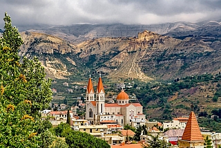 Kostel v horách na venkově (Libanon)