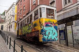 Stará tramvaj v centru Lisabonu (Portugalsko)