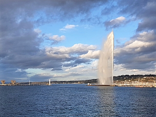 Dominantou Ženevy je gejzír stříkající do výšky 140 metrů (Švýcarsko)