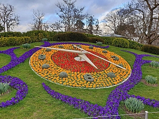 Květinové hodiny v ženevském parku Jardin Anglais (Švýcarsko)