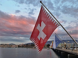 Vlajky na mostě Pont du Mont-Blanc v Ženevě (Švýcarsko)