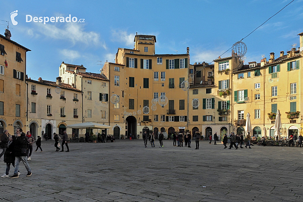 Piazza dell'Anfiteatro v Lucca (Itálie)
