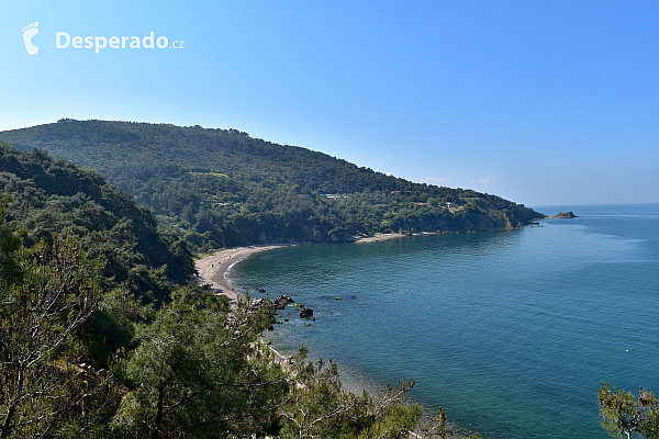 Jedna z odlehlých pláží ostrova Büyükada (Turecko)