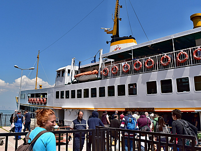Na ostrov Büyükada se dostanete trajekty, které jezdí v rámci MHD z Istanbulu (Turecko)