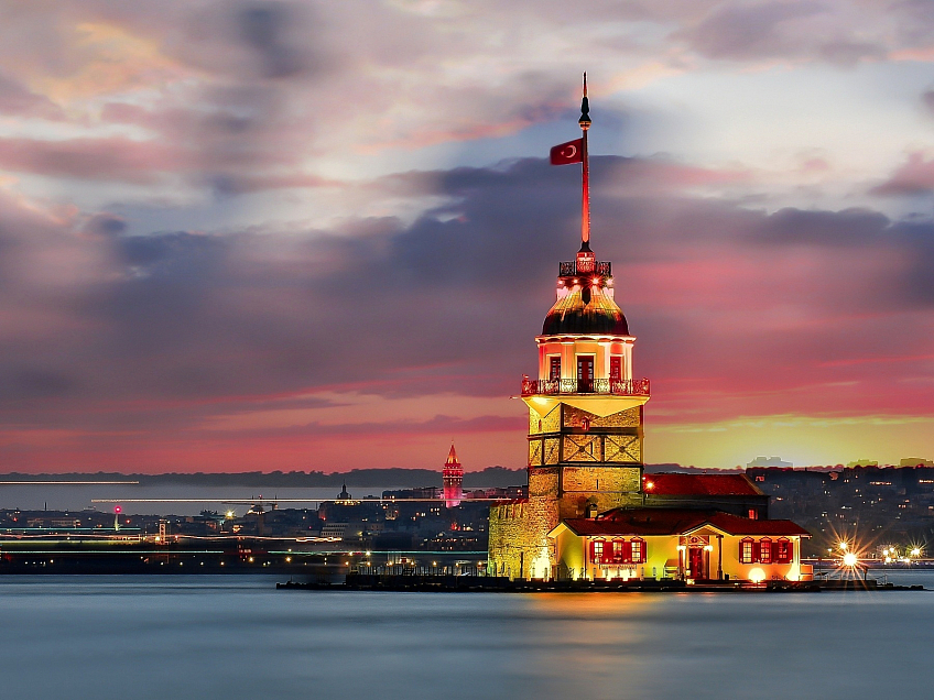 Věž Kiz Kulesi (Maiden's Tower) v Istanbulu (Turecko)