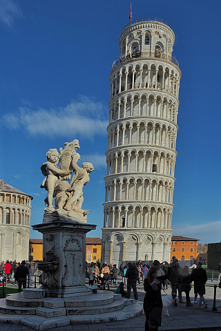 Šikmá věž na Piazza dei Miracoli v Pisa (Itálie)