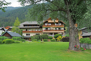 Techendorf a jezero Weissensee v Korutanech (Rakousko)