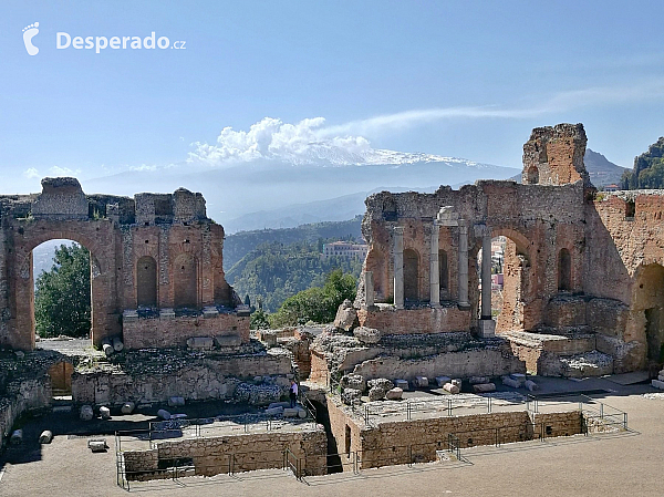 Výhled na Etnu z řeckého divadla ve města Taormina (Sicílie - Itálie)