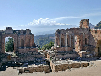 Výhled na Etnu z řeckého divadla ve města Taormina (Sicílie - Itálie)