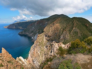 Ostrov Lipari, ze kterého lze v dálce vidět ostrov Salina (Itálie)