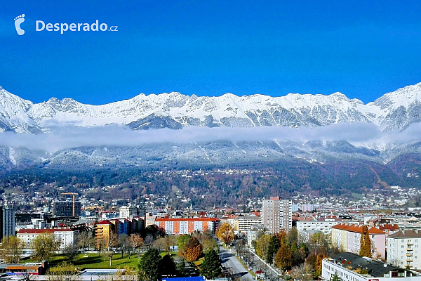 Panorama zasněžených hor nad Innsbruckem (Rakousko)