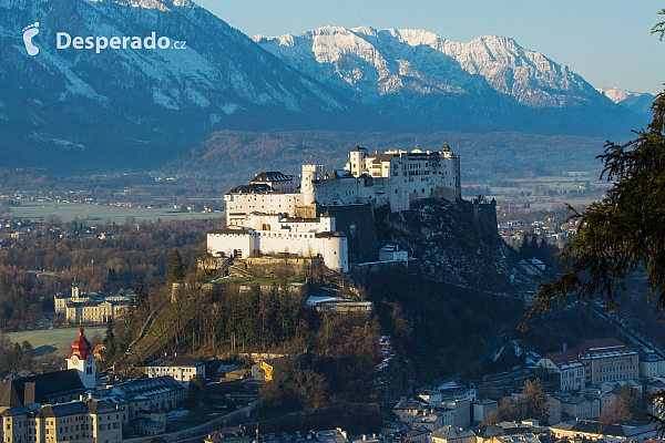 Hrad Hohensalzburg se tyčí nad centrem Salcburku (Rakousko)