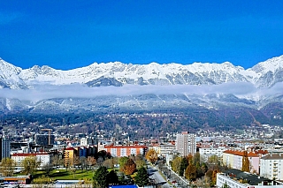 Panorama zasněžených hor nad Innsbruckem (Rakousko)