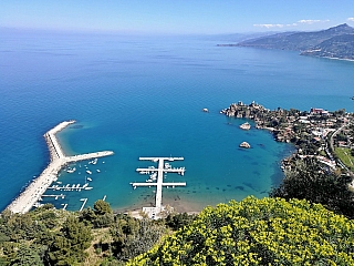Výhled z Rocca di Cefalù na městečko Cefalù (Sicílie - Itálie)